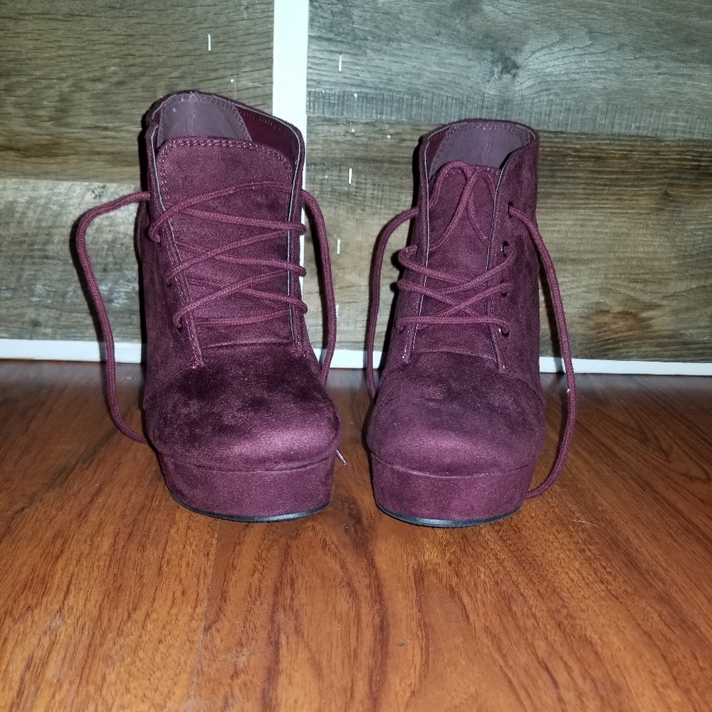 Maroon colored wedges
